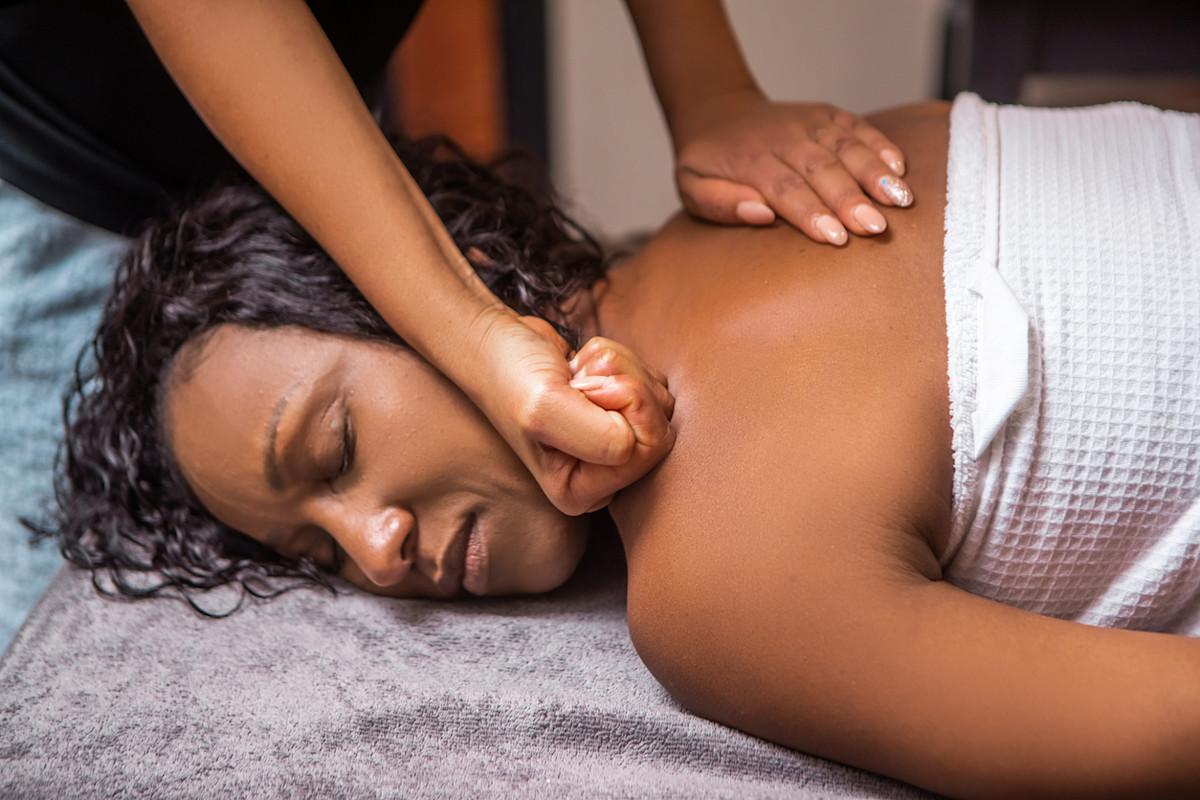 woman-receiving-deep-tissue-massage